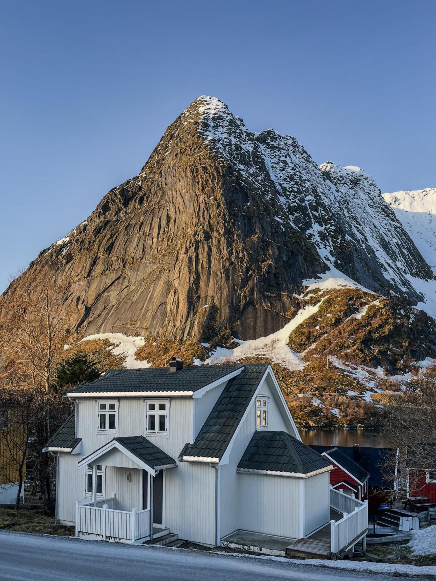 Husly Reine - Your Home With Reinebringen View エクステリア 写真