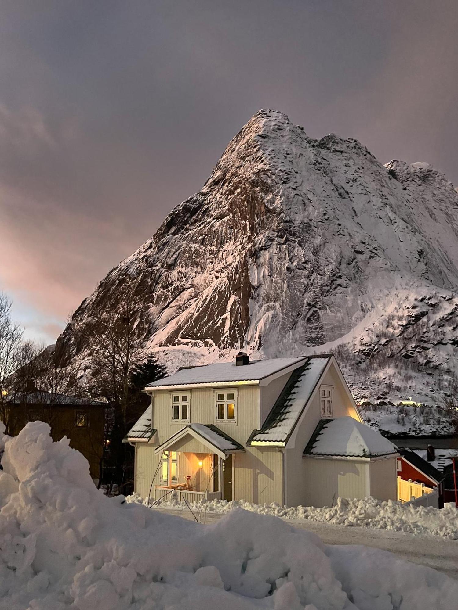 Husly Reine - Your Home With Reinebringen View エクステリア 写真