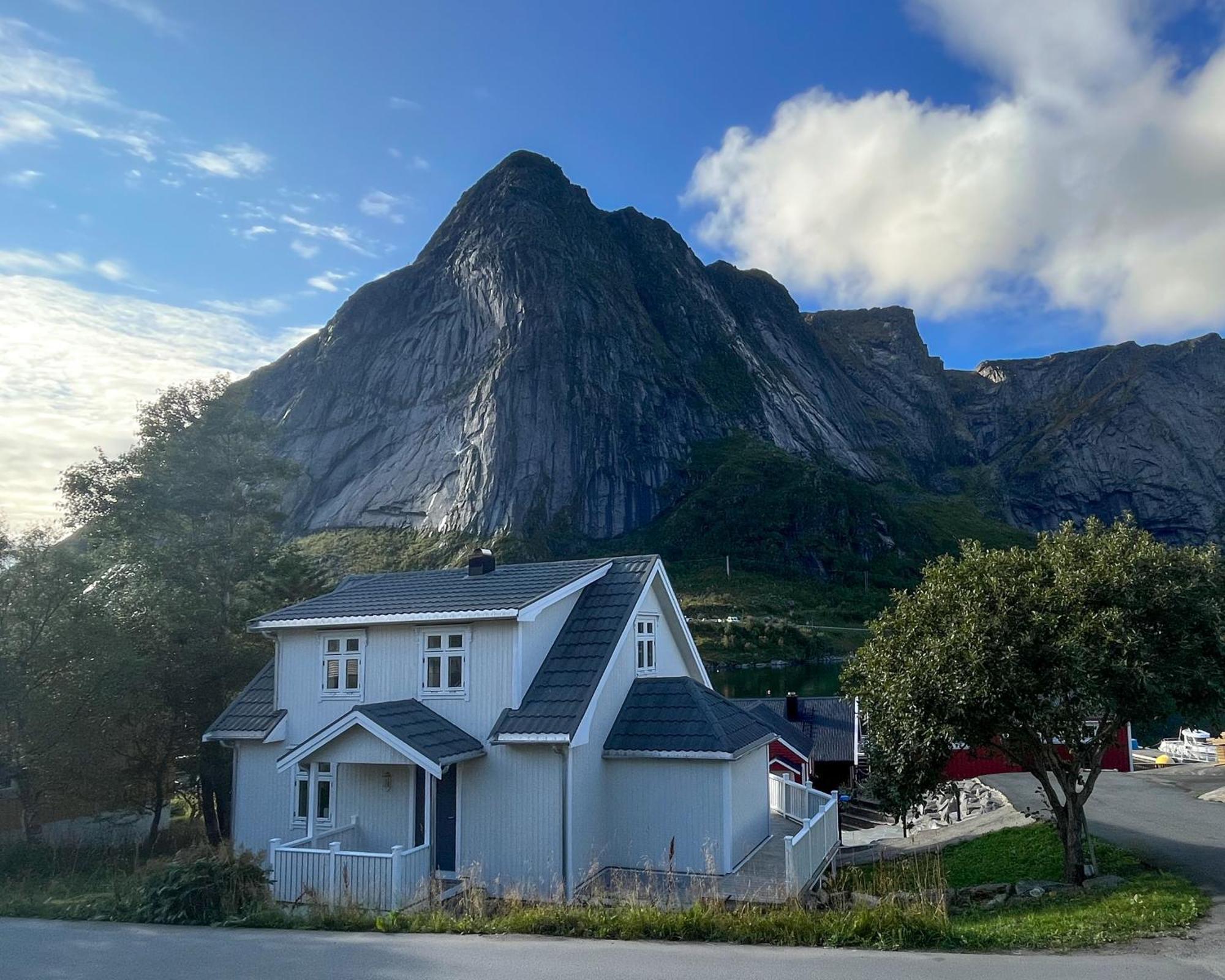 Husly Reine - Your Home With Reinebringen View エクステリア 写真